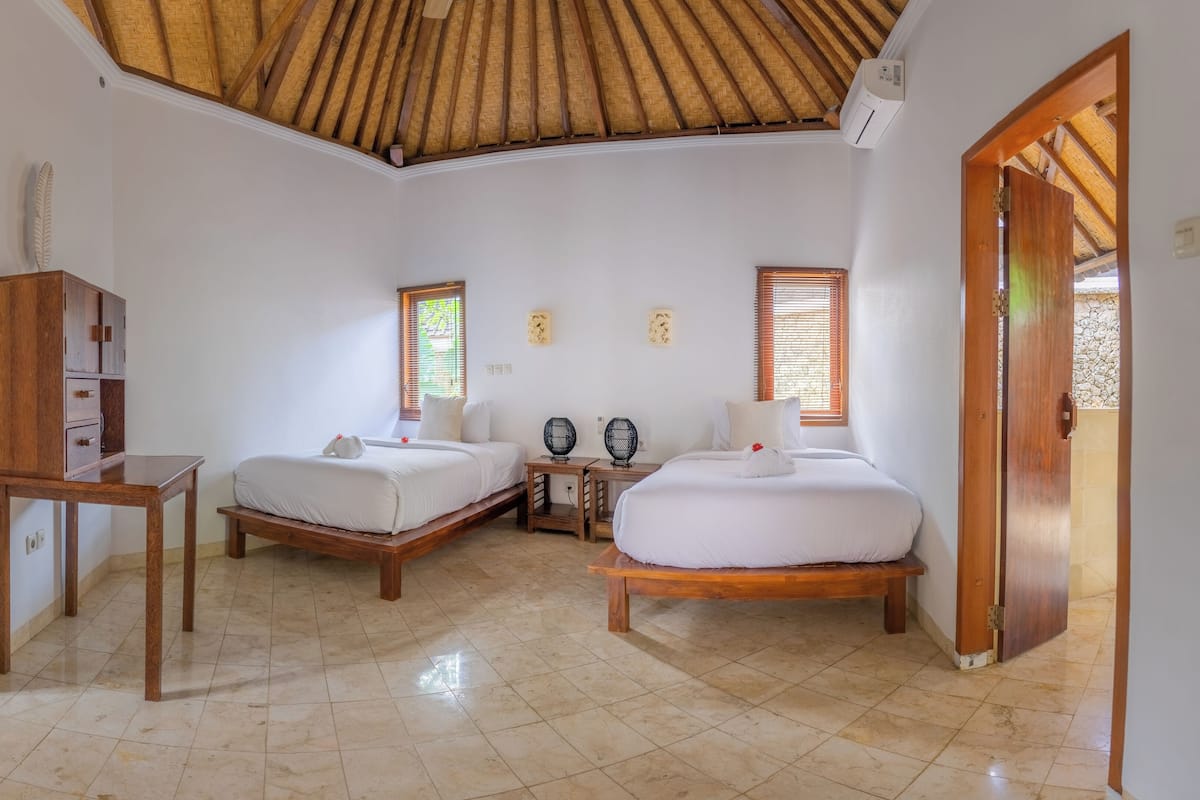 Deluxe Room, 2 Single Beds | 1 bedroom, hypo-allergenic bedding, minibar, in-room safe