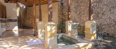 Family Room, 2 Bedrooms, Non Smoking, Pool View | Bathroom