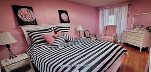 Iron/ironing board, WiFi, bed sheets - Downtown Mississauga B & B Rooms  (Mississauga)