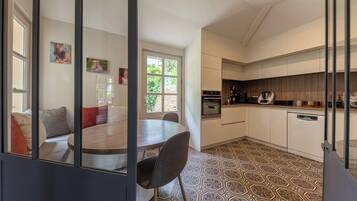 Micro-ondes, four, lave-vaisselle, cafetiĂšre/bouilloire