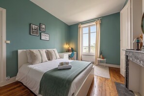 5 bedrooms, iron/ironing board, WiFi, bed sheets