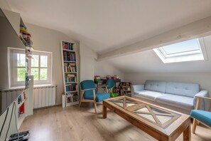 Fernseher, Kamin, DVD-Player, Bücher