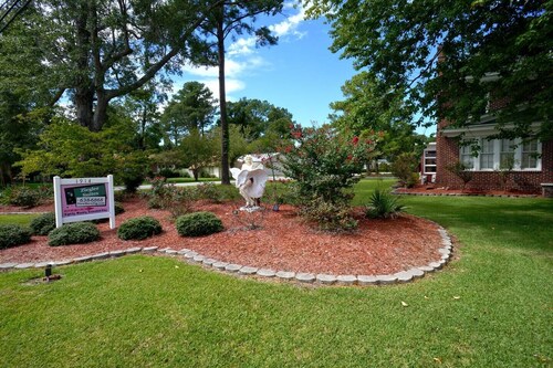 Comfortable Stay with Kitchenette, Laundry access, WI-FI, Cable and More