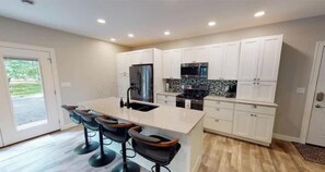 Een koelkast, een microgolfoven, een oven, een kookplaat