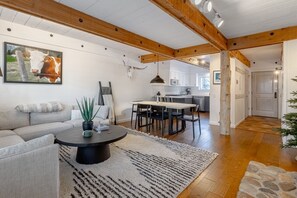 Una Smart TV, una chimenea