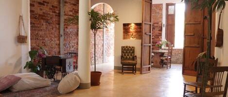 المنشأة من الداخل