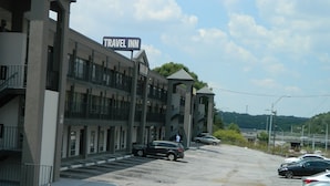 A Travel Inn with a multi-story building, a parking lot, and a view of the surrounding area. - Travel Inn Atlanta (Atlanta)