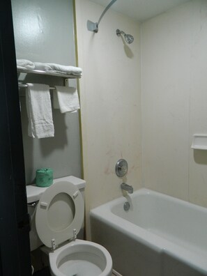 Bathtub, hair dryer, towels, soap - Travel Inn Atlanta (Atlanta)