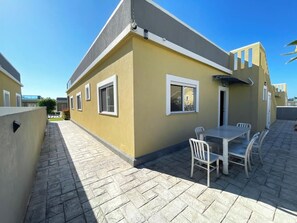 Outdoor dining - Luxurious 3BR 3Bath Beach Villa with private Chef Service (Saint Ann's Bay)