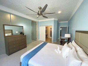 3 habitaciones, caja de seguridad en la habitación y escritorio 