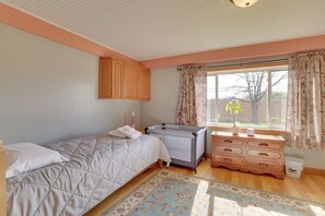 3 bedrooms, desk, iron/ironing board, travel cot - Near Saugatuck Dunes: Pet-Friendly Home w/ Grill (Fennville)
