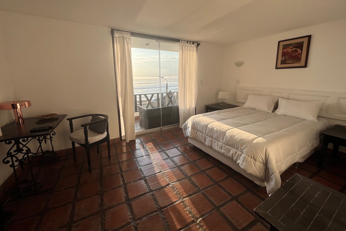 Deluxe Room, 1 King Bed, Balcony, Ocean View | 1 bedroom, Egyptian cotton sheets, premium bedding, desk
