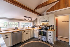 Hus, flere senger, terrasse, fjellutsikt (Four Bear Falls) | Eget kjøkken | Kaffetrakter/tekoker