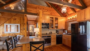 Maison, Plusieurs lits, patio, vue sur la montagne (Heather Heights Cottage ) | Cuisine privée | Cafetière-théière