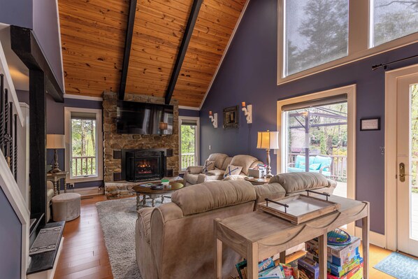 Hus - flera sängar - tillgång till pool - utsikt mot bergen (Creekside Cabin at Linville) | Vardagsrum