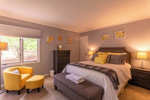 Hus, flere senger, adgang til basseng, fjellutsikt (Creekside Cabin at Linville) | 4 soverom, individuelt dekorert, individuelt innredet og sengetøy