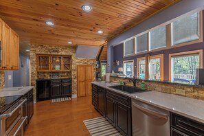 Hus - flera sängar - tillgång till pool - utsikt mot bergen (Creekside Cabin at Linville) | Eget kök | Kaffe- och tebryggare