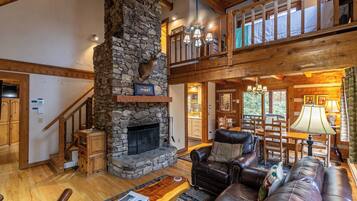 Cabin, Berbilang Katil, Hot Tub, Mountain View (Hummingbird Hollow ) | Ruang tamu | Pendiangan