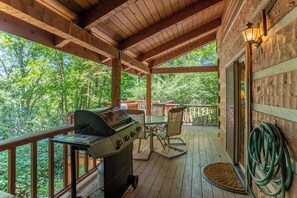 Outdoor dining - Hummingbird Hollow (Banner Elk)