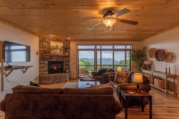 公寓客房, 多張床, 熱水浴缸, 山景 (Sugar Haven) | 起居區 | 壁爐