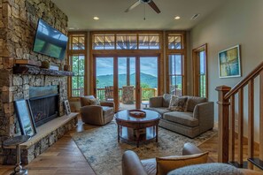 Huis, meerdere bedden, hot tub, uitzicht op bergen (Bear Tracks at Eagles Nest) | Woonruimte | Een open haard