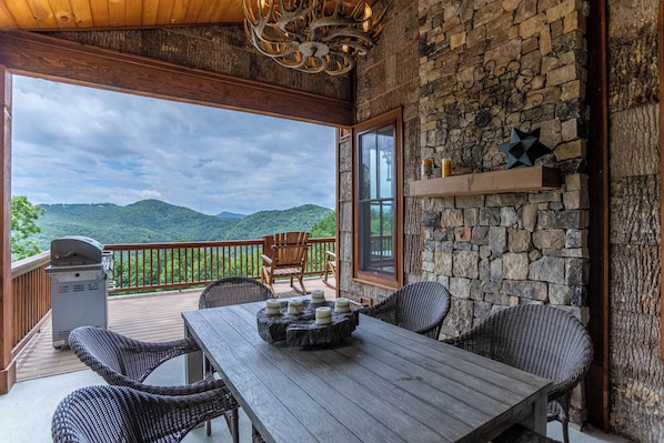 Huis, meerdere bedden, hot tub, uitzicht op bergen (Bear Tracks at Eagles Nest) | Buiten dineren