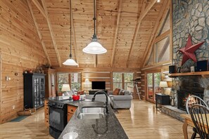 小屋, 多張床, 熱水浴缸, 山景 (Farallon) | 住宿內部