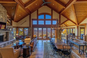 Casa, várias camas, banheira de imersão, vista para a montanha (Heavenly Daze at Eagles Nest) | Parte interna