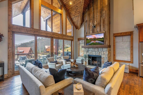 Casa, varias camas, patio, vista a la montaña (Price Peak at Eagles Nest) | Área de sala de estar | Chimenea