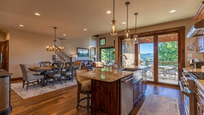 Casa, varias camas, patio, vistas a la montaña (One Sweet Getaway at Eagles Nest) | Interior