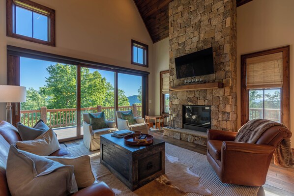 ハウス ベッド (複数台) パティオ マウンテンビュー (One Sweet Getaway at Eagles Nest) | リビング エリア | 暖炉