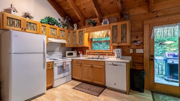 Cabin, 1 Queen Bed, Hot Tub, Mountain View (Trillium) | Private kitchen | Fridge, microwave, oven, stovetop
