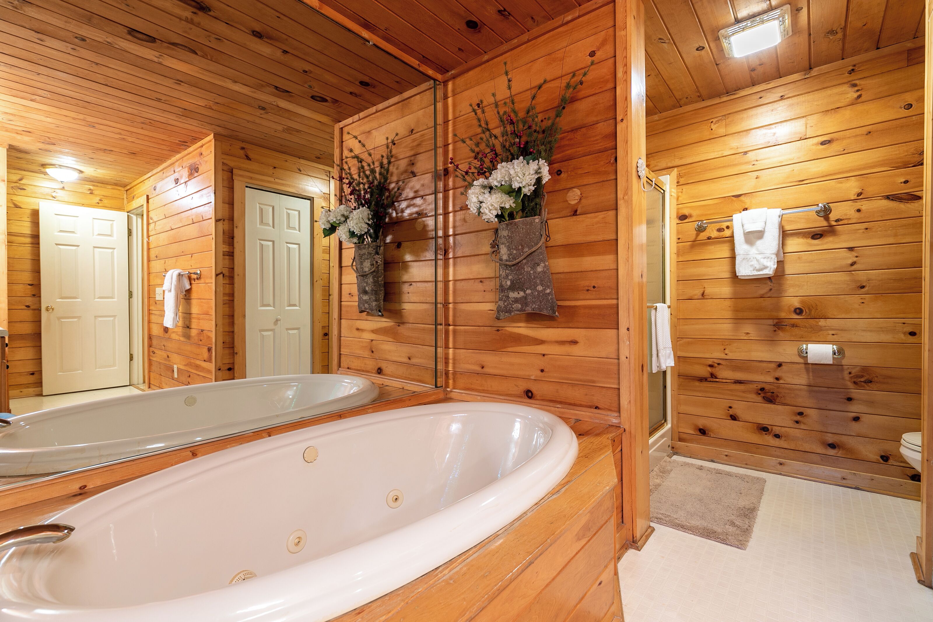 Cabin, 1 Queen Bed, Hot Tub, Mountain View (Trillium) | Bathroom | Jetted tub, free toiletries, towels, soap