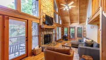 Cabin, Berbilang Katil, Patio, Mountain View (Highlander Cabin) | Ruang tamu | Pendiangan