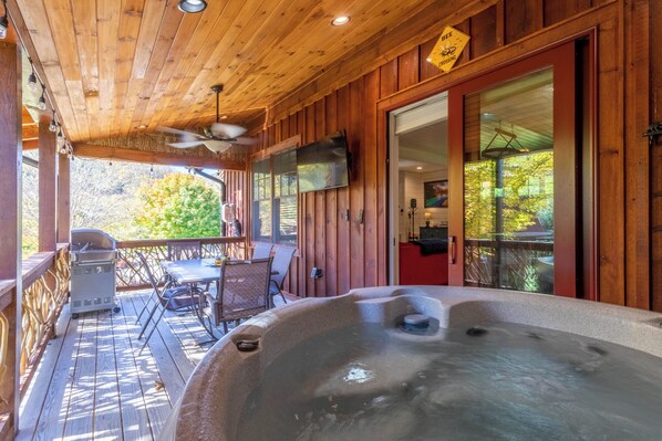 Stuga - flera sängar - bubbelpool - utsikt mot bergen (Moose's River Crossing at Eagles Nest) | Restaurang utomhus