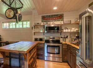 Stuga - flera sängar - bubbelpool - utsikt mot bergen (Moose's River Crossing at Eagles Nest) | Eget kök | Kaffe- och tebryggare