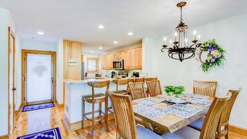 Condo, Multiple Beds, Pool Access, Mountain View (Peace at Echota) | Dining