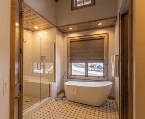 Hytte - flere senge - boblebad - bjergudsigt (Birds Nest Retreat at Eagles Nest) | Badeværelse | Designertoiletartikler, håndklæder, Toiletpapir