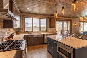 Cabaña, varias camas, hidromasaje, vista a la montaña (Birds Nest Retreat at Eagles Nest) | Cocina privada | Cafetera y tetera