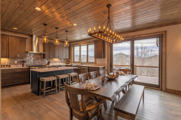 Cabaña, varias camas, hidromasaje, vista a la montaña (Birds Nest Retreat at Eagles Nest) | Restaurantes