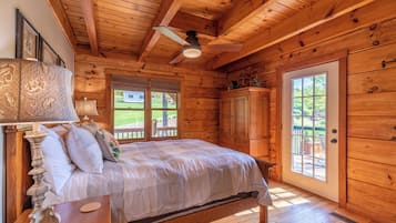 2 kamar tidur dan didekorasi berbeda-beda