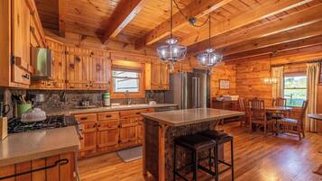 Rumah, Beberapa Tempat Tidur, hot tub, pemandangan gunung (South Fork Cabin) | Dapur pribadi | Mesin pembuat kopi/teh