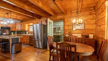 House, Multiple Beds, Hot Tub, Mountain View (South Fork Cabin) | Dining