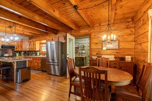 Hus - flere senge - boblebad - bjergudsigt (South Fork Cabin) | Spiseområde