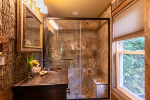 Ferienhaus, Mehrere Betten, Terrasse, Bergblick (Elk River Fish Lodge at Eagles Nest) | Badezimmer | Designer-Toilettenartikel, Handtücher, Toilettenpapier