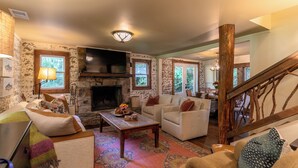 Ferienhaus, Mehrere Betten, Terrasse, Bergblick (Elk River Fish Lodge at Eagles Nest) | Wohnbereich
