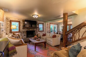 Casa, letti multipli, patio, vista montagna (Elk River Fish Lodge at Eagles Nest) | Area soggiorno | Caminetto