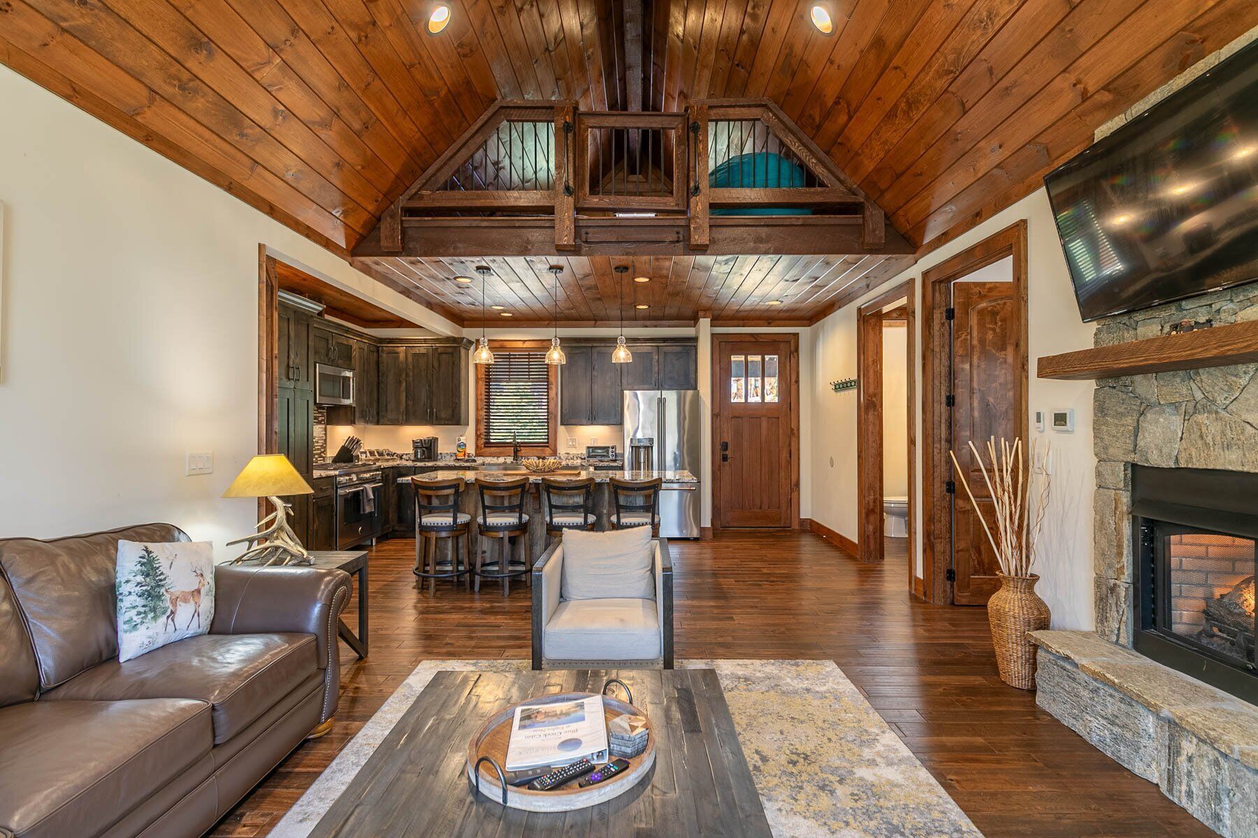 Cabin, nhiều giường, sân hiên, quang cảnh núi (Blue Creek Cabin at Eagles Nest) | Khu phòng khách | Lò sưởi 