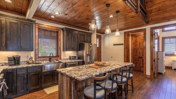 Cabin, nhiều giường, sân hiên, quang cảnh núi (Blue Creek Cabin at Eagles Nest) | Bếp riêng | Dụng cụ pha cà phê/trà