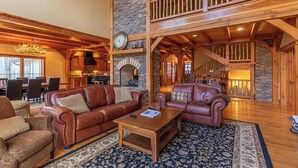 Maison, Plusieurs lits, baignoire à remous, vue sur la montagne (The Lodge at Twin Rivers) | Aire de séjour | Foyer